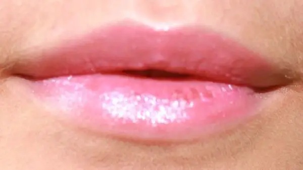 sleek-pout-polish-in-peach-perfection-on-lips