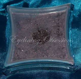 illamasqua-queen-of-the-night-pure-pigment-with-added-dupe-1