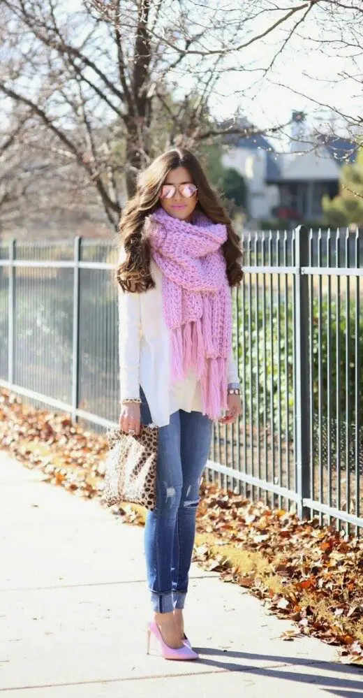 chunky-knit-pink-scarf-with-tassels-520x999-1