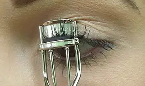 clamp-style-eyelash-curler-usage