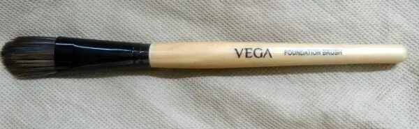 vega-foundation-brush