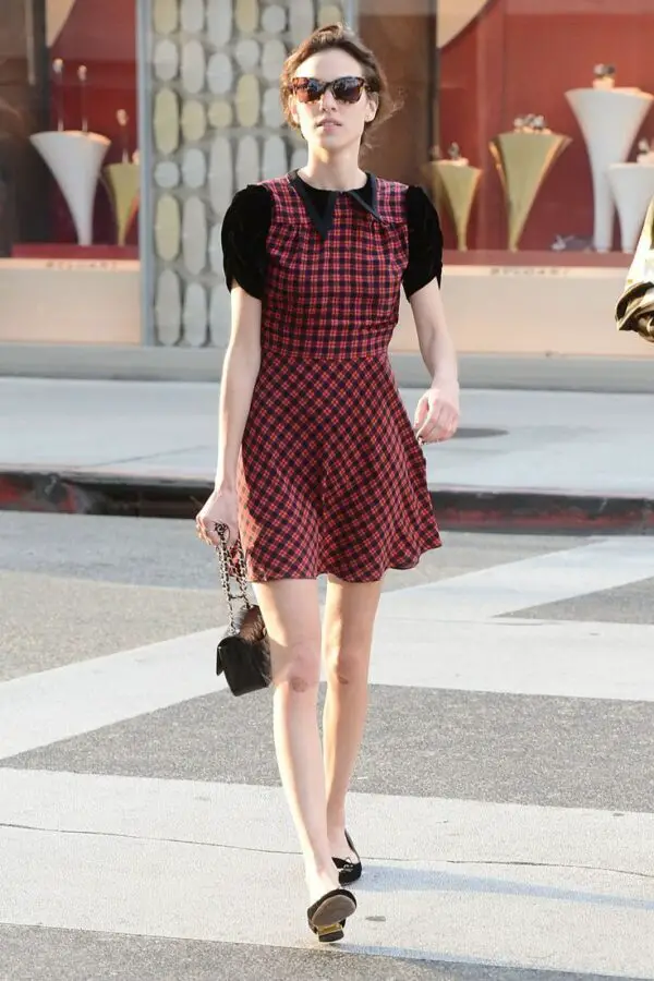 4-collared-dress-with-chic-shoes