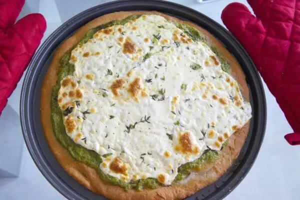 broccoli-roasted-garlic-and-mozzarella-pizza-preparation