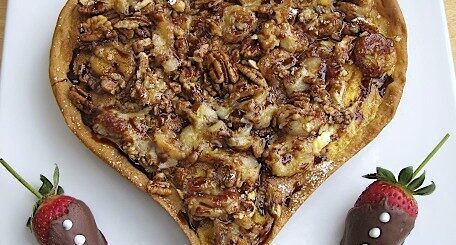 dessert-pizza-with-nuts