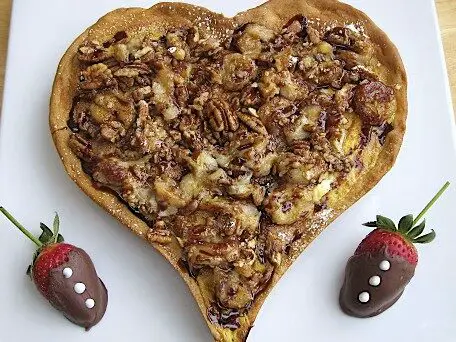 dessert-pizza-with-nuts
