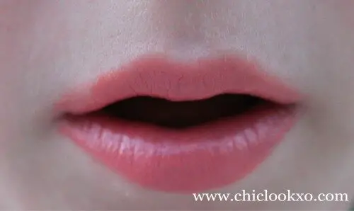 mac-lustre-lipstick-in-cut-a-caper-when-applied-500x298-1