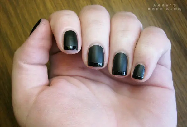 manicure-black-matte-with-shiny-tips