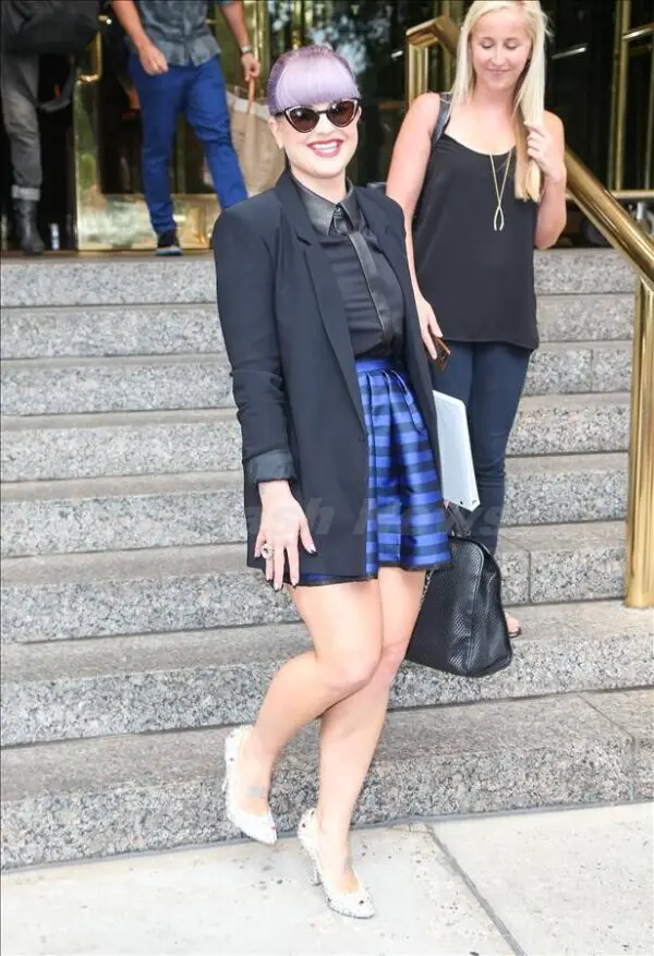 kelly-osbourne-spotted-smiling-and-holding-a-fashion-police-book-while-leaving-her-hotel-in-new-york-city