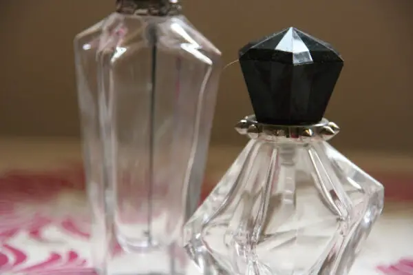 avril-lavigne-the-perfume-shop-black-star-and-forbidden-rose-1