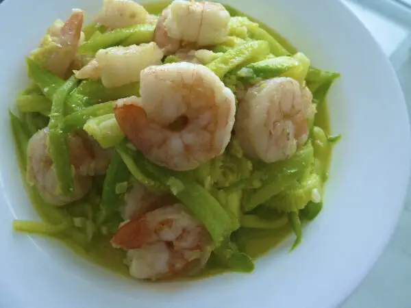 garlic-shrimp-with-zucchini-pasta