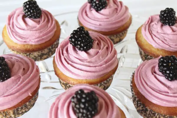 how-to-prepare-white-berry-vanilla-cupcakes1