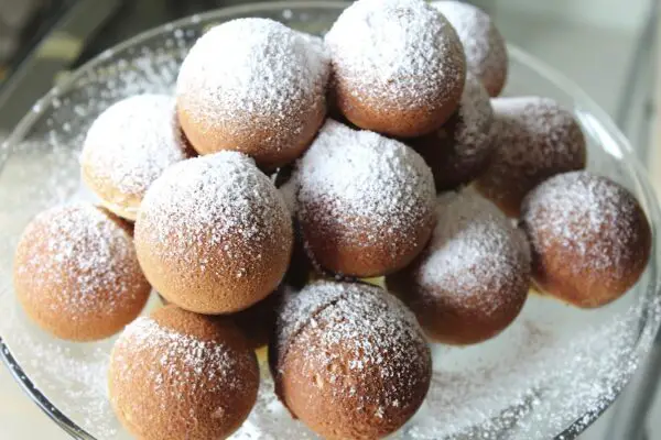 powdered-mini-doughnuts-stuffed-with-sweetened-condensed-milk-1