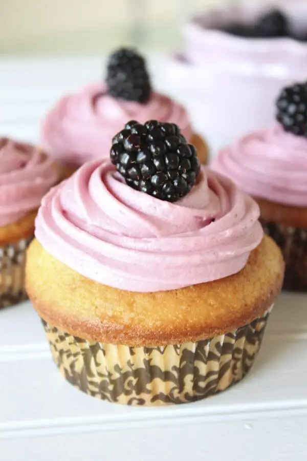 white-berry-vanilla-cupcakes-preparation-1