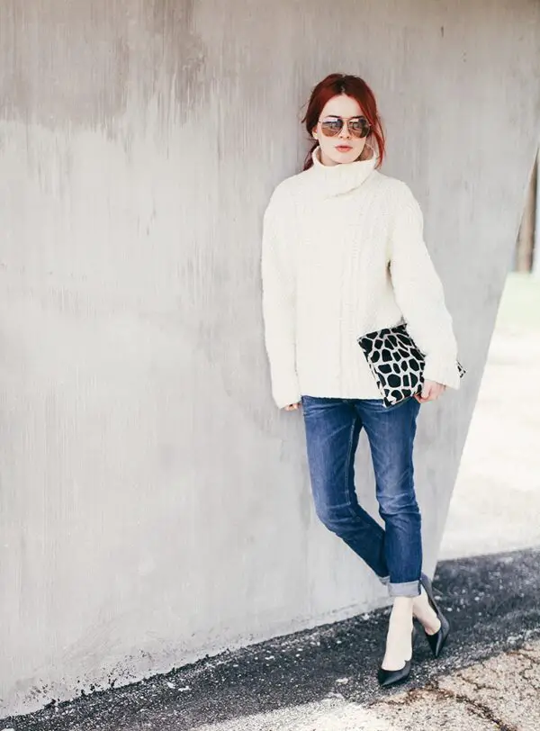 2-knitted-sweater-with-cuffed-jeans-and-leopard-print-clutch