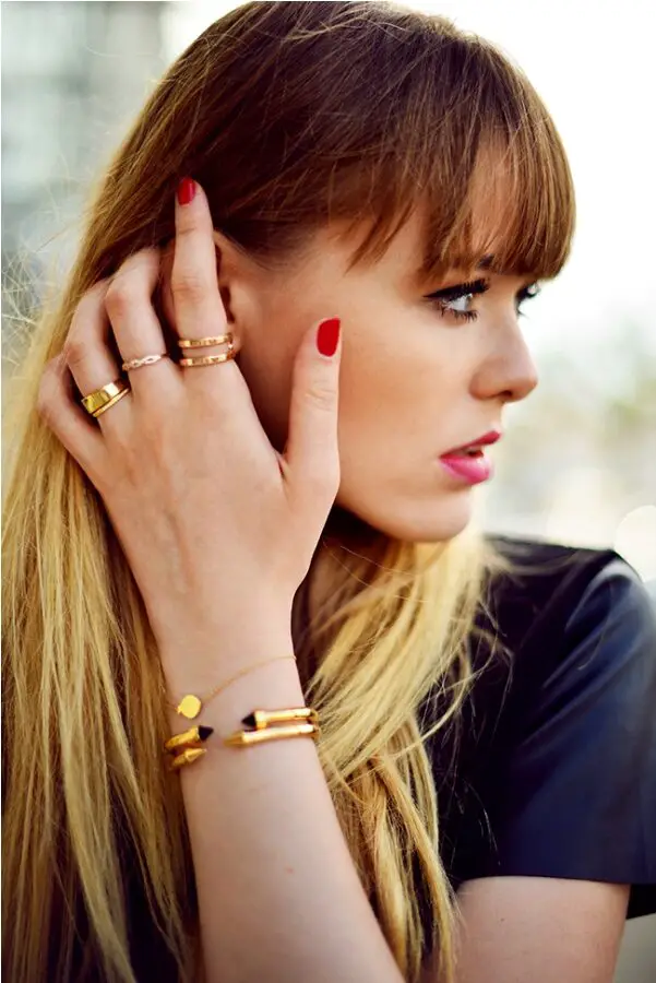 3-red-nails-with-gold-jewelry