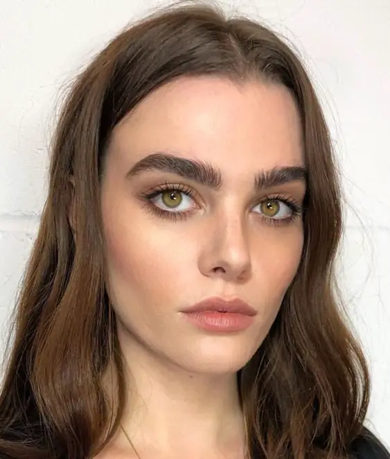 light-contouring-with-bold-brows
