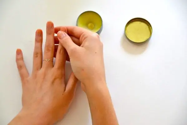 how-to-give-yourself-a-manicure4