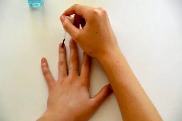 how-to-give-yourself-a-manicure7