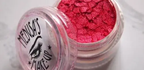 medusas-makeup-mineral-eye-dust-in-red-baron-review-500x375-1