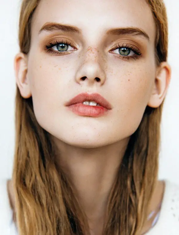 pale-skin-with-freckles-and-earthy-makeup-1
