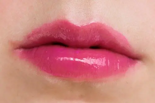 bite-beauty-lush-fruit-lip-gloss-strangefruit-when-applied-500x333-1