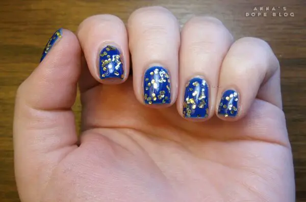 manicure-blue-with-gold-glitter