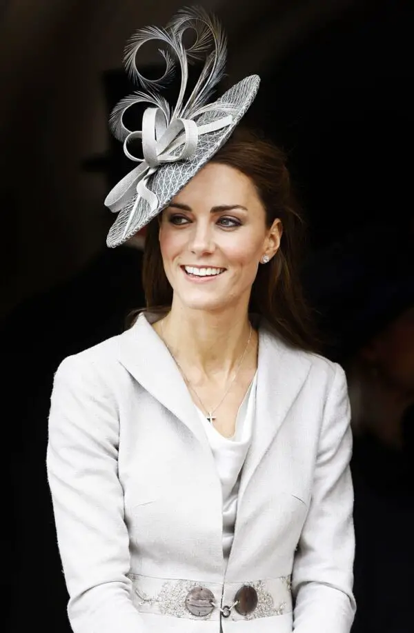 1-kate-middleton-in-elegant-fascinator-and-classic-outfit