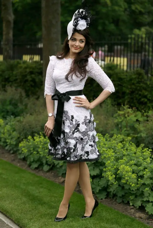 3-black-and-white-outfit-with-statement-hat