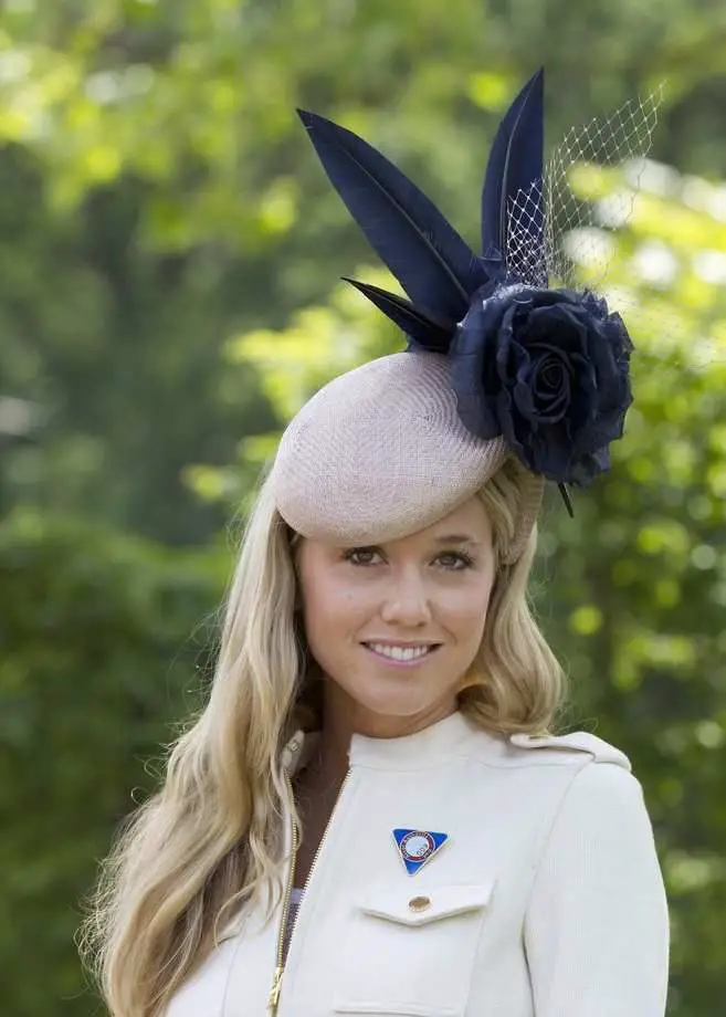 4-cute-fascinator-with-chic-outfit