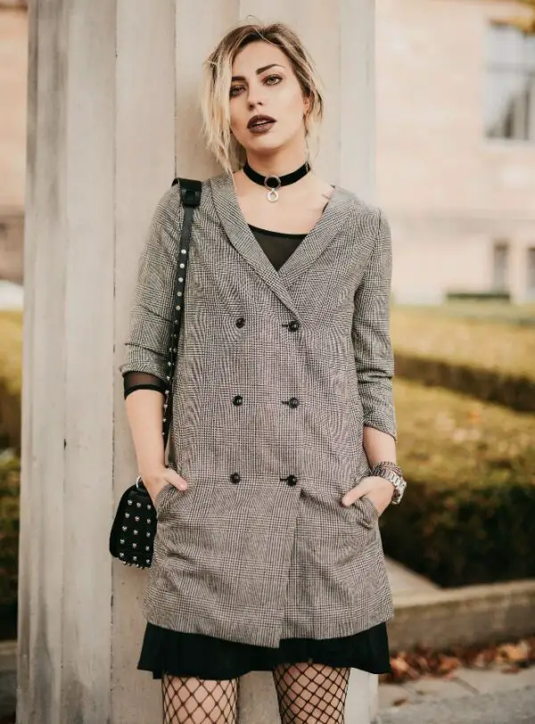 4-fishnet-tights-with-grunge-outfit-and-choker-with-classic-blazer