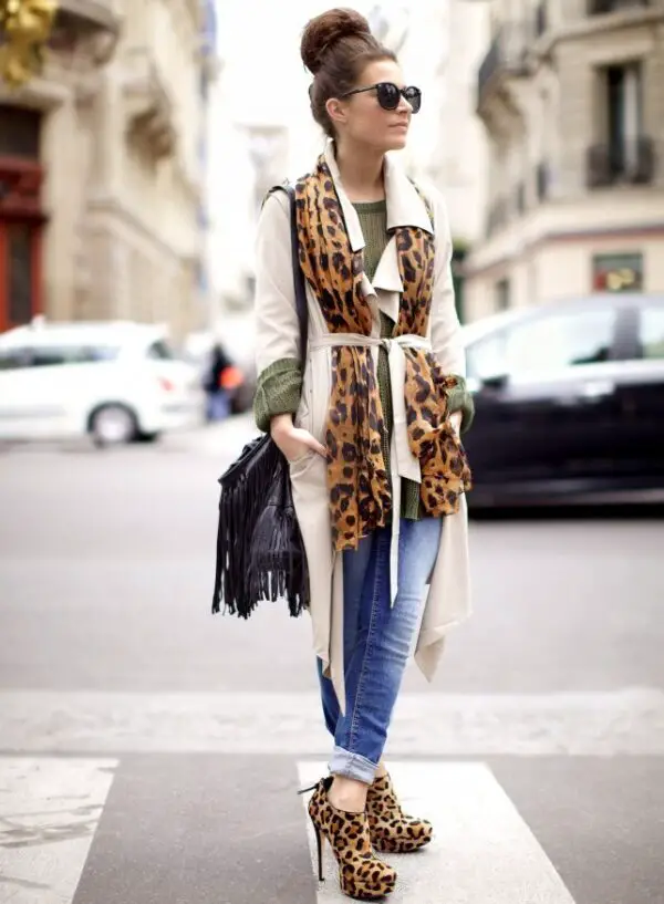 4-leopard-boots-and-shawl-with-casual-outfit