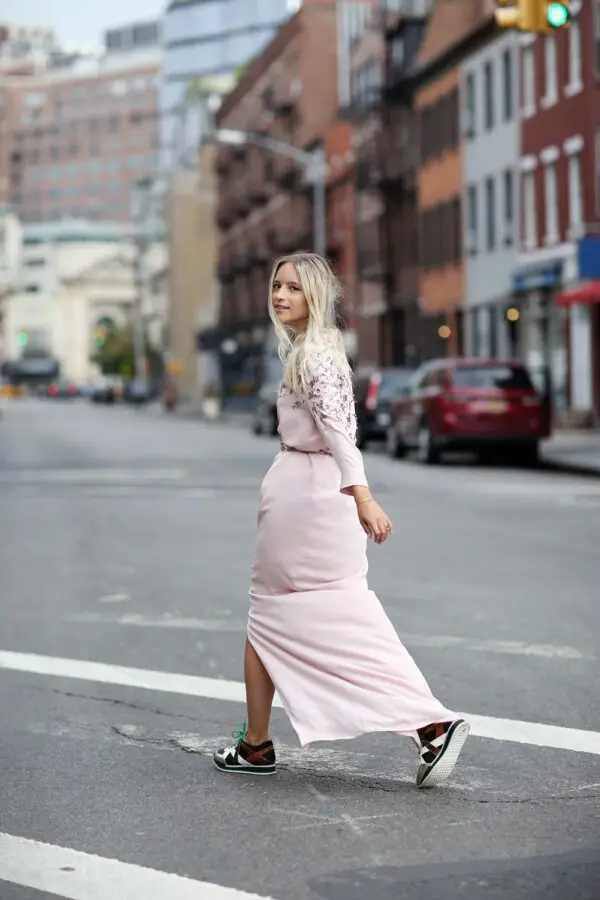 4-maxi-dress-with-sneakers