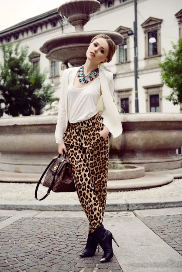 1-emerald-necklace-with-leopard-print-pants-and-chic-top