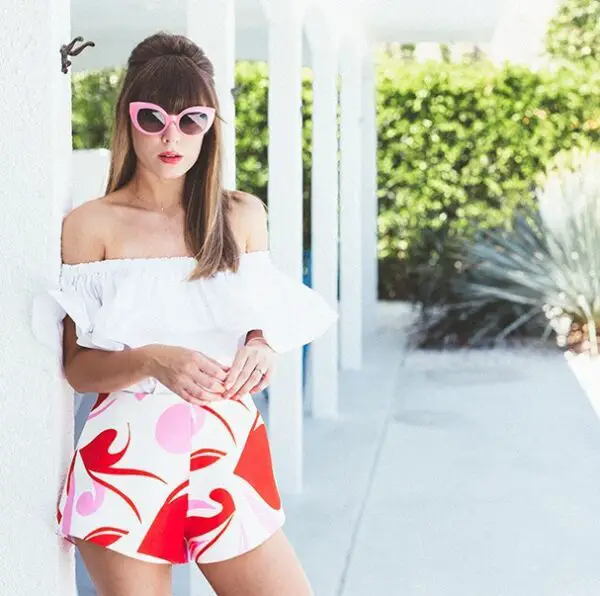 4-graphic-print-shorts-with-pink-sunglasses