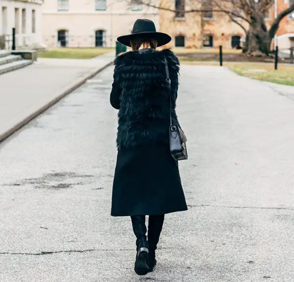 4-all-black-winter-outfit-with-fur-vest