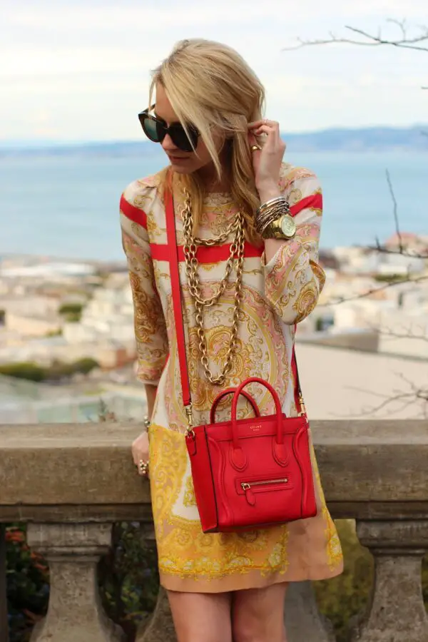 4-gold-chain-necklace-with-abstract-print-dress