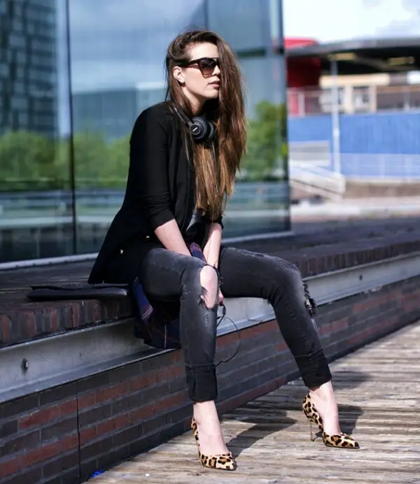 4-ripped-skinny-jeans-with-black-top-and-leopard-pumps