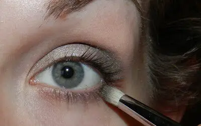 7-applying-to-lower-lash-line-pencil-brush-again