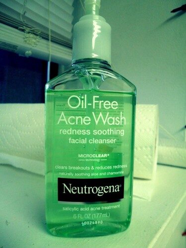 neutrogena-oil-free-acne-wash-redness-soothing-facial-cleanser-review-375x500-1