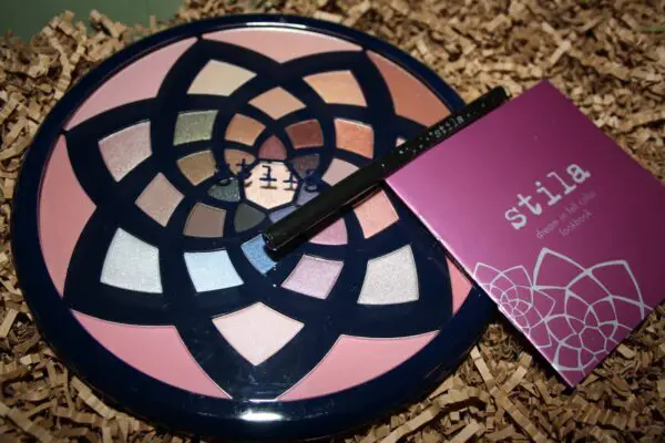 stila-dream-in-full-color-palette-swatches-and-review-1