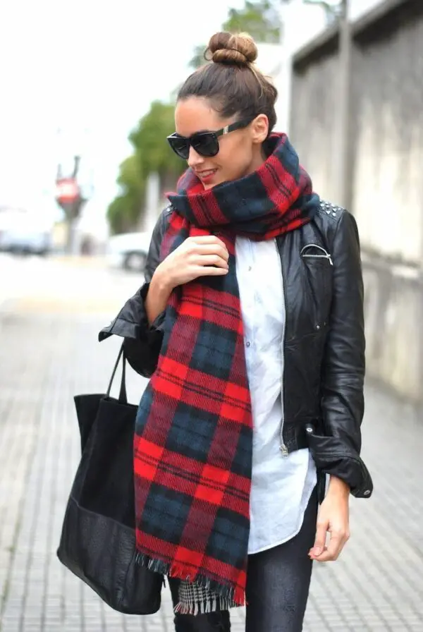 plaid-scarf-with-neutral-colored-outfit