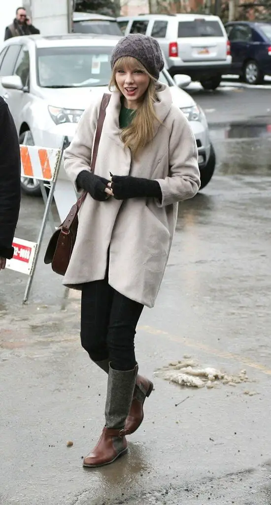 taylor-swift-winter-outfit-with-gloves