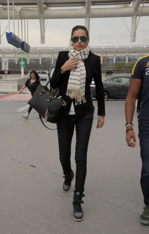 1-adriana-lima-in-all-black-outfit-with-shawl