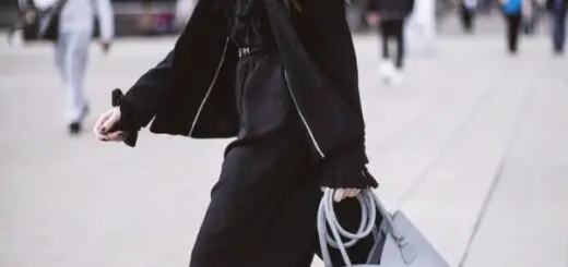 1-all-black-outfit-with-structured-bag