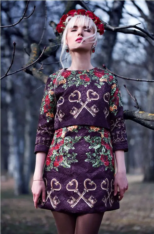 1-baroque-inspired-key-print-dress-with-floral-headband