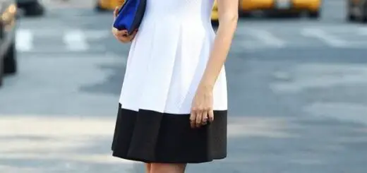 1-boxy-black-and-white-dress-with-chunky-sandals