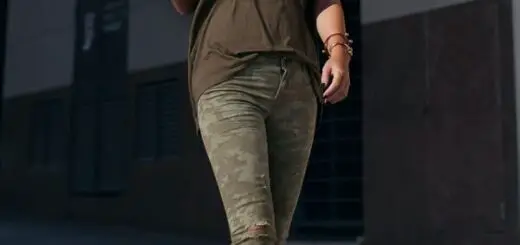 1-camo-pants-with-loose-tee-and-patent-sandals