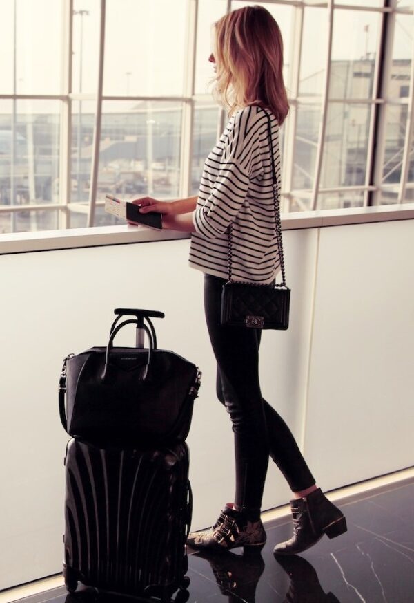 1-casual-chic-travel-outfit-with-suitcase