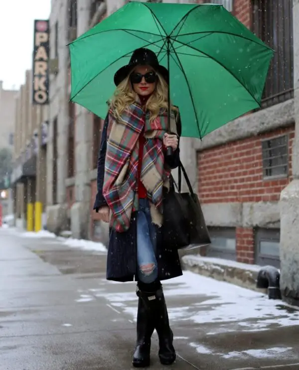 1-cozy-winter-outfit-with-umbrella