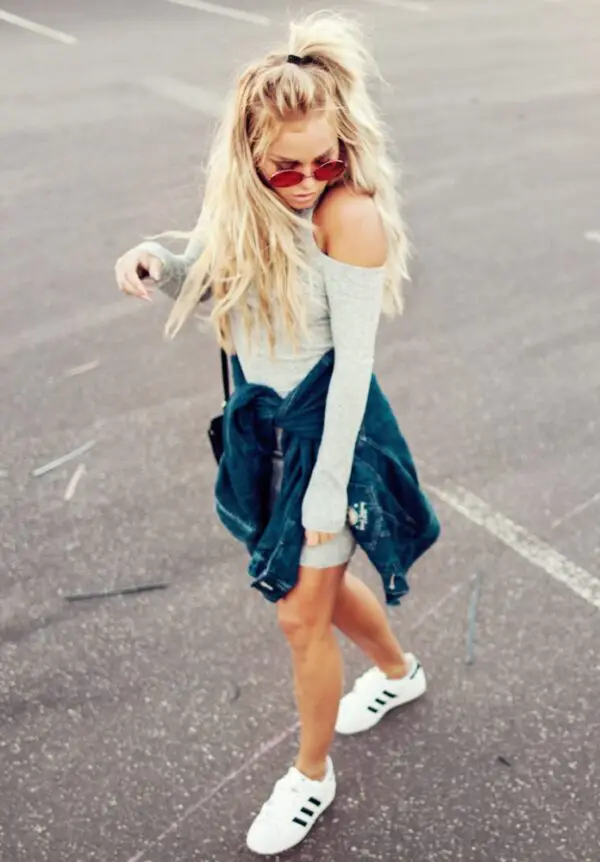 1-cut-out-outfit-with-tied-denim-jacket-and-sneakers